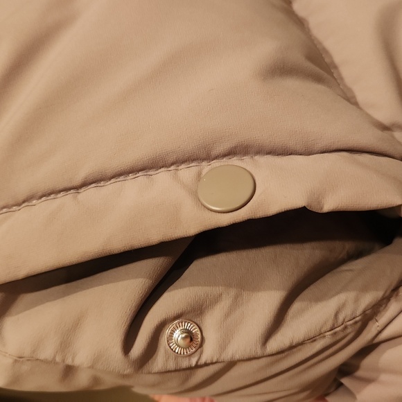 ARITIZIA - TNA - SUPER PUFF JACKET- womans LG. Taupe. New in bag. removable hood - Picture 10 of 16